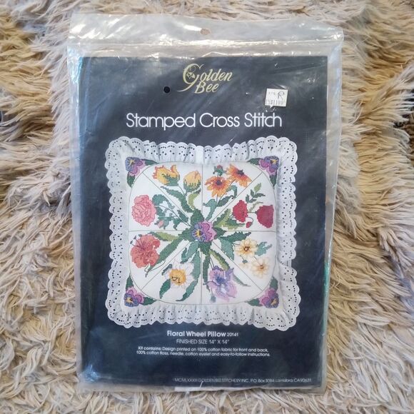 NEW VTG Floral Wheel Pillow Stamped Cross Stitch Kit GOLDEN BEE Sealed - Picture 1 of 3